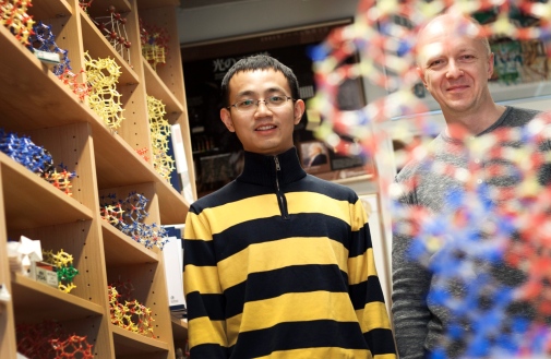 Yanhang Ma and Peter Oleynikov have many molecular models at their office, but not yet one of the new material. "It is so complex that it would take a very long time to make it", says Peter Oleynikov.