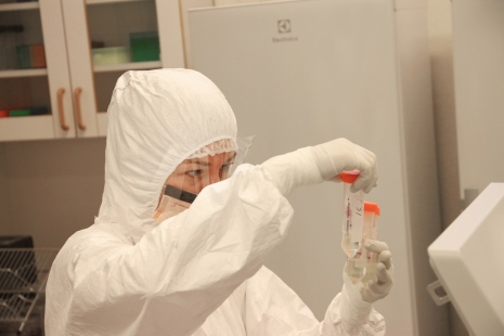 Patricia Pecnerova utför DNA-analyser. Foto: Love Dalén