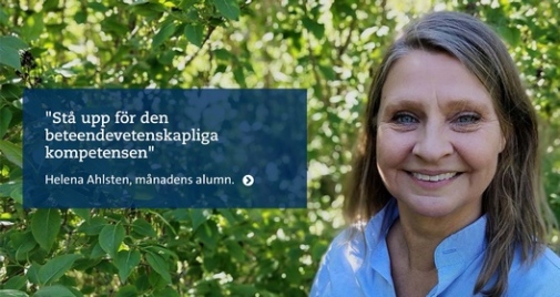 Helena Ahlsten framför grön buskage