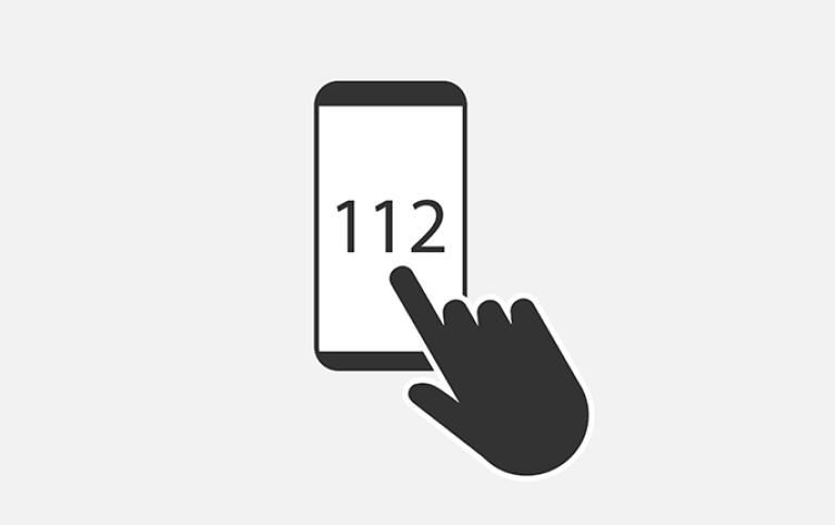 Illustration av en hand som slår in 112 på en mobiltelefon.