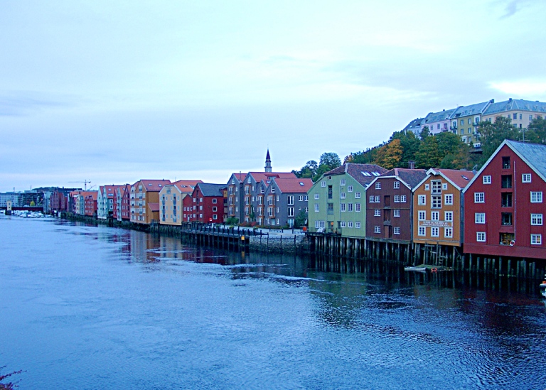 Färgglada hus vid vattnet i Trondheim, Norge. Foto: Inger Larsson