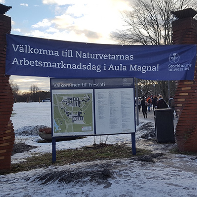 Banderoll med texten "Välkomna till Naturvetarnas Arbetsmarknadsdag i Aula Magna"