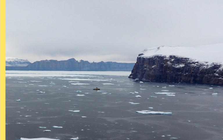 Omslag, isbrytaren Oden utanför Ryder glacier i nordvästra grönland
