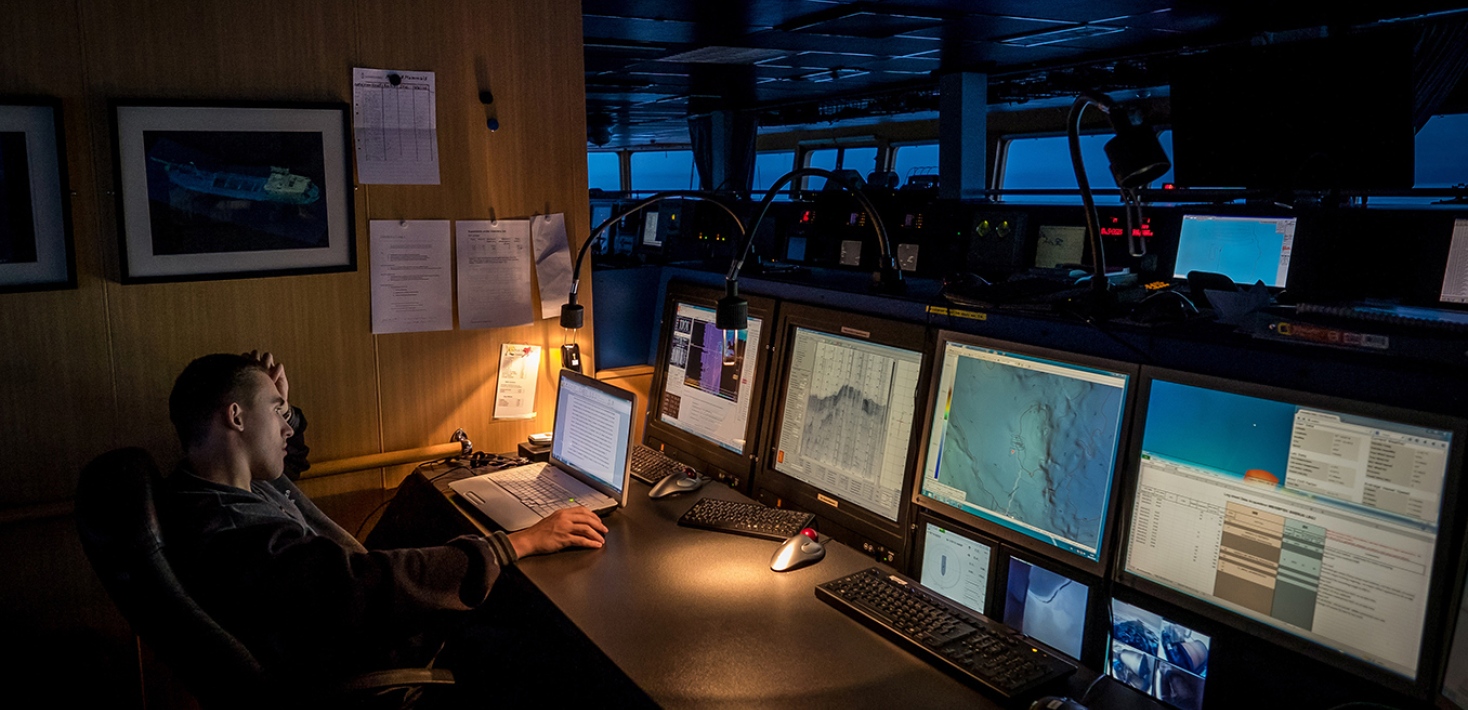 Scientist infront of workinstation with screens on icebreaker oden. Photo: Björn Eriksson