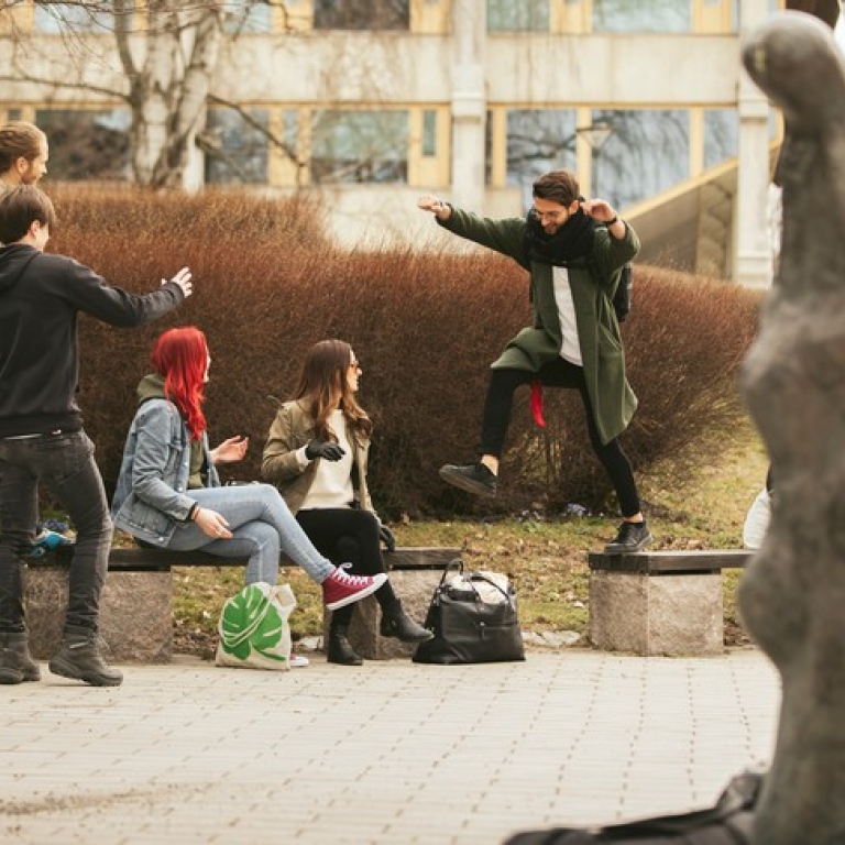 Studenter på campus