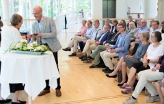 Rektor överlämnar utmärkelse till Tord Rådahl under Nit och Redlighetsceremonin 2018.