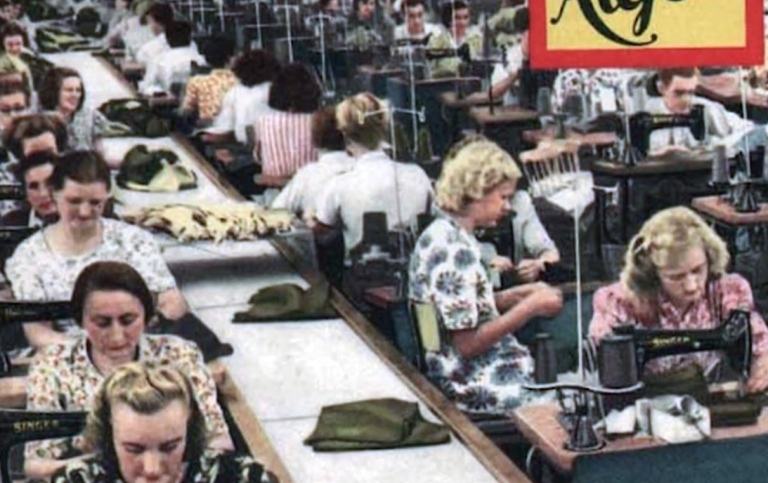Kvinnor sitter i fabrik och syr gammal stil
