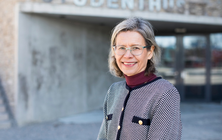 Porträttbild på Elisabeth Wåghäll Nivre utanför Studenthuset, campus Frescati. Foto: Niklas Björling