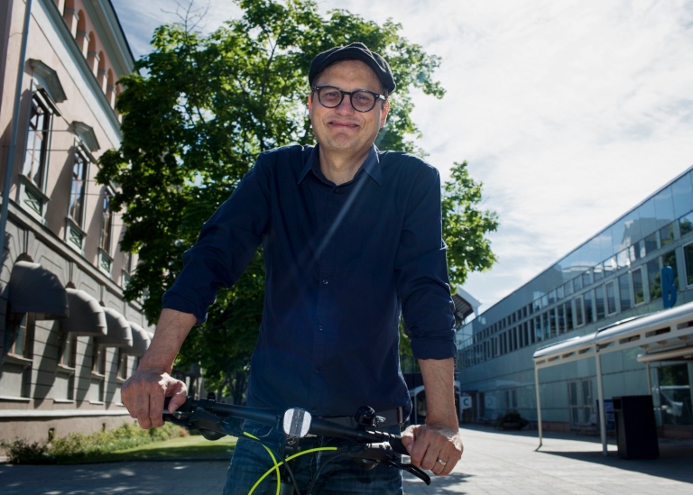 Johan Sandahl med sin cykel på campus Frescati.