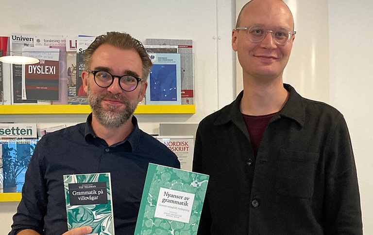 Johan Brandtler till vänster håller i två böcker och Mikael Kalm till höger. Foto: Catrin Norrby 