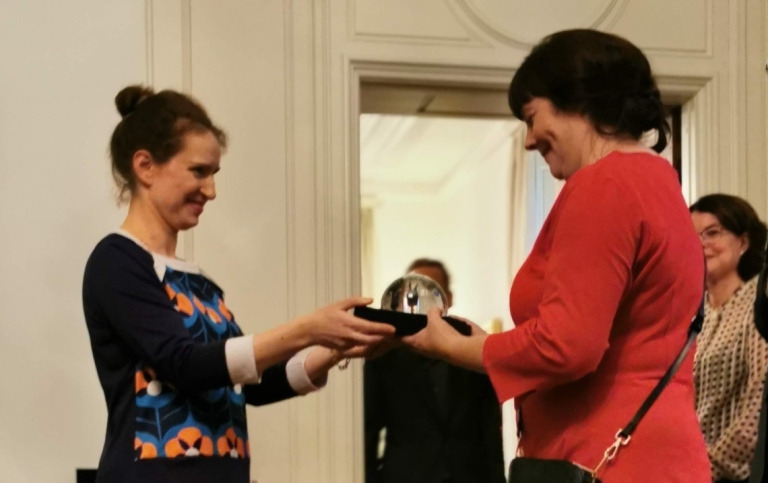 Tora Hedin mottar priset Gratias agit av den tjeckiska ambassadören Anita Grmelova