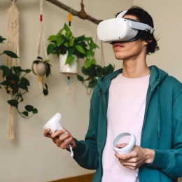 Genre photo: User of virtual reality headset. Photo: Eren Li/Pexels.
