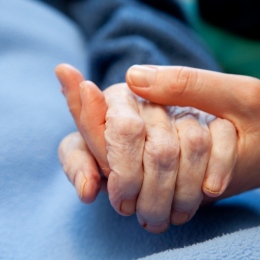 Genrebild: En äldre och en yngre person håller varandra i handen. Foto: Doug Olsen/Mostphotos.