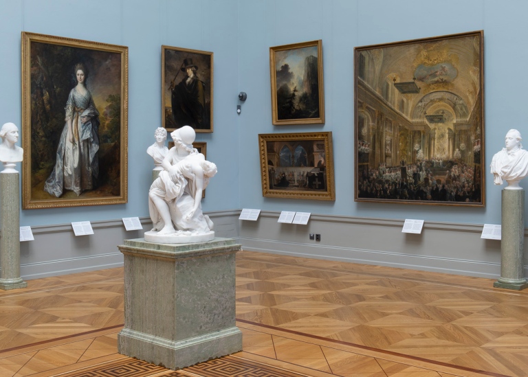 Skulpturer och tavlor i utställningssal på Nationalmuseum i Stockholm