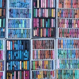 Genre photo showing a large number of crayons in different colors. Photo: Peter F/Unsplash.