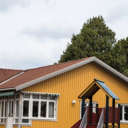 En svensk förskolan med rutschbana.