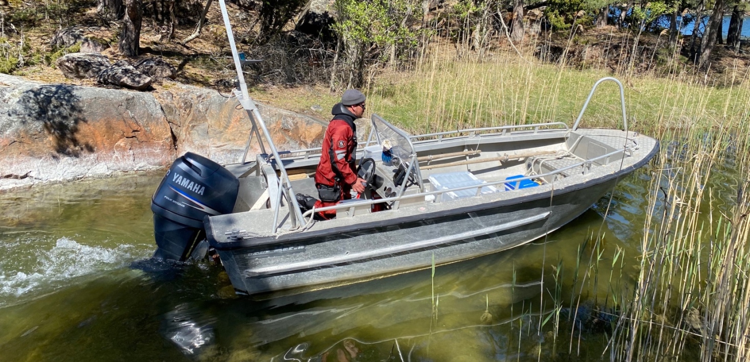 Forskaren Joakim Hansen undersöker hur grumligt vattnet blir när man kör motorbåt på grunt vatten.