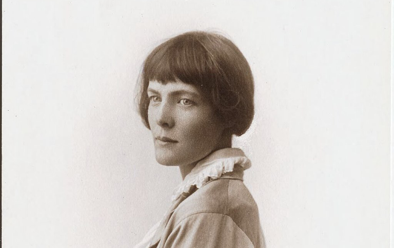 Svartvitt foto av ung kvinna. Bilden är tagen 1921.
