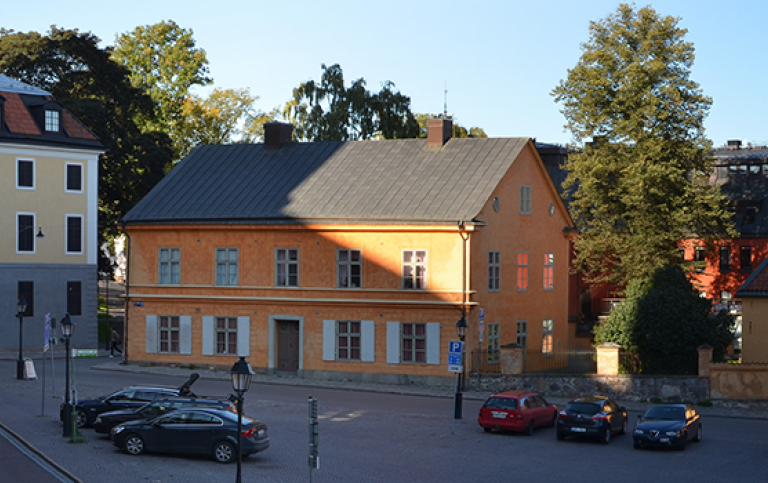 Kungl. Vetenskaps-Societetens hus är ett lågt äldre hus i orange puts.