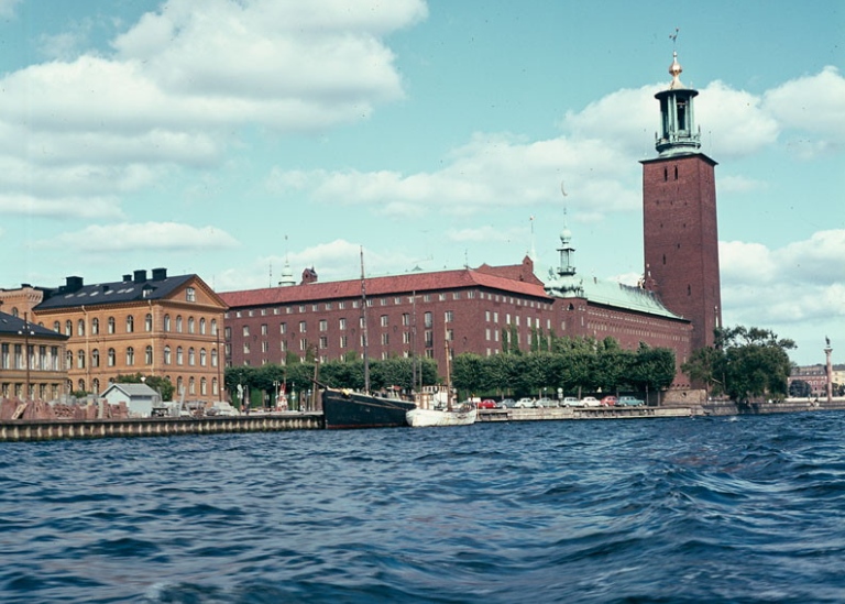 Stadshuset sett från Riddarfjärden 1965.