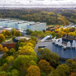 Drönarbild över Stockholms Universitet i höstskrud