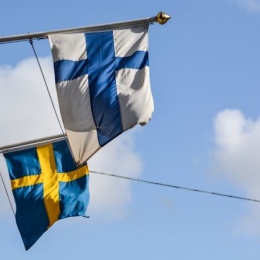 Sverige och Finlands flaggor.
