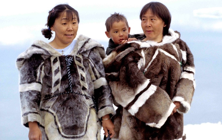 Ansgar Walk, CC BY-SA 3.0 Wikimedia Commons - Igloolik Inuit women and child in traditional parkas