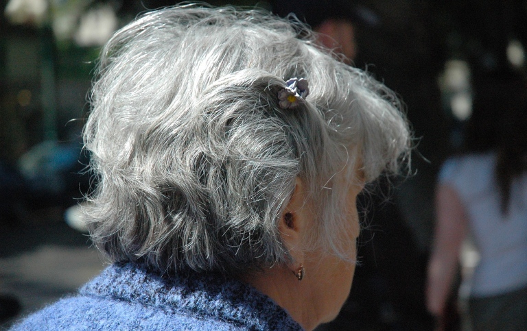 Äldre kvinna sedd bakifrån