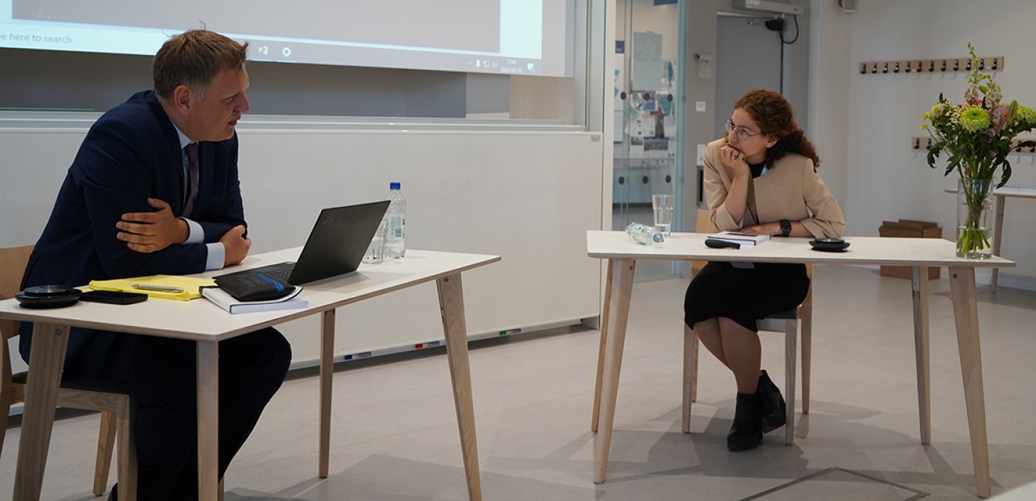 Neslihan Özlü in conversation with the opponent Professor Kai Hoberg
