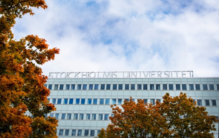 Foto på byggnaden Frescati vid Stockholms universitet, med loggan i fokus. 