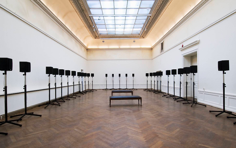 Installation av högtalare i utställningssal