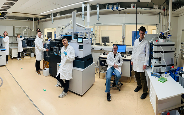 Anneli Kruve and her colleagues in the lab.