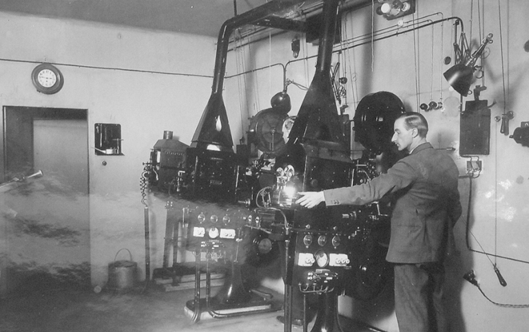 Man står i biografen Skandias maskinrum 1925