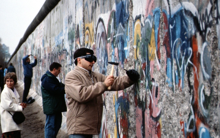 Människor knackar ner en del av Berlinmuren