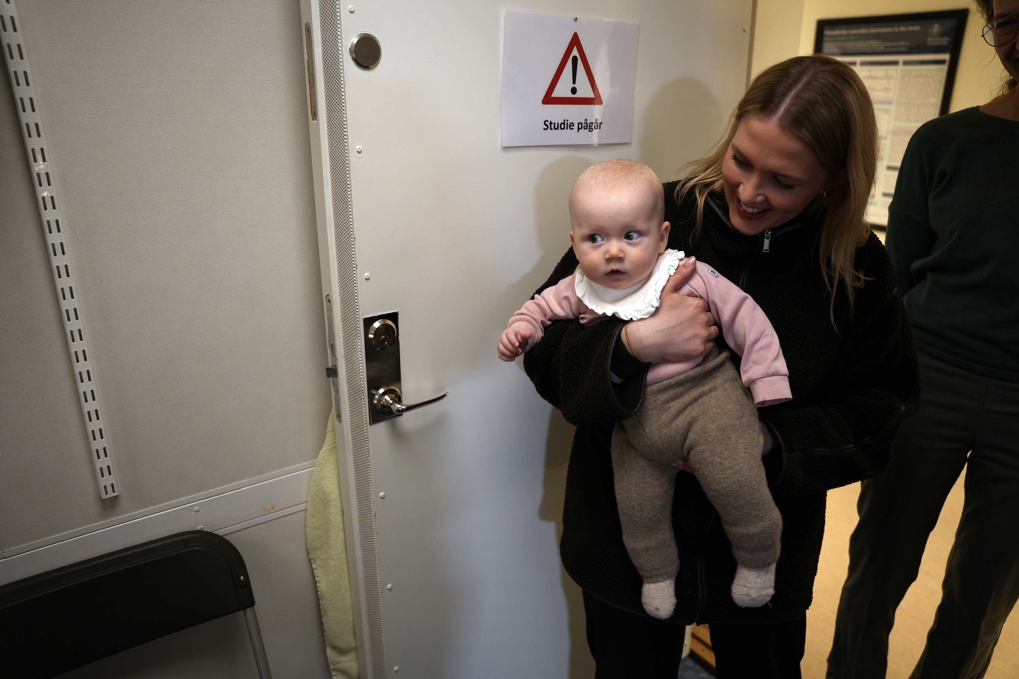 Mamma och barn anmäler sig till babylabbet.