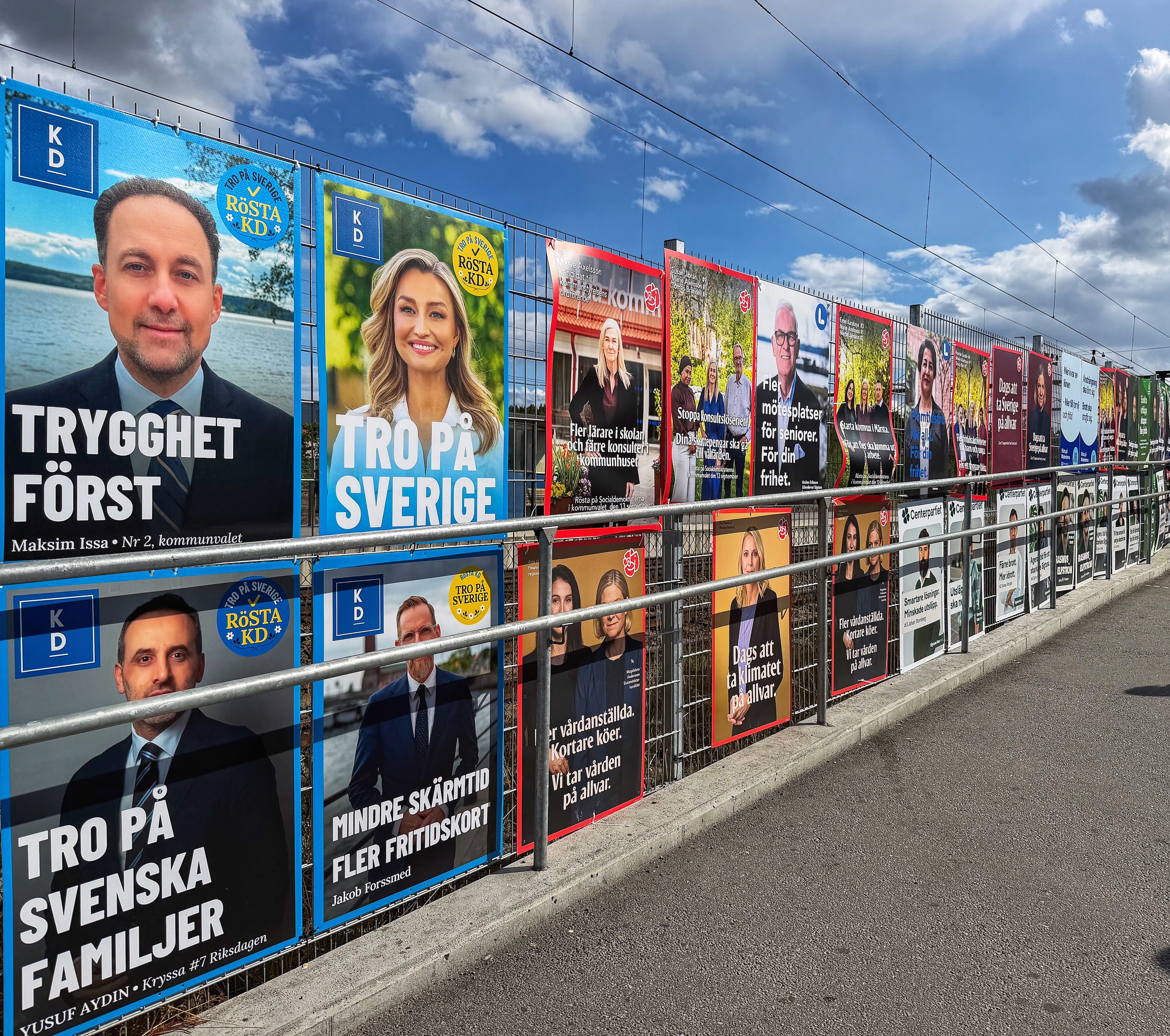 En rad med politiska valaffischer i Märsta den 17 augusti 2026. Foto: Krister Hägglöf/Mostphotos