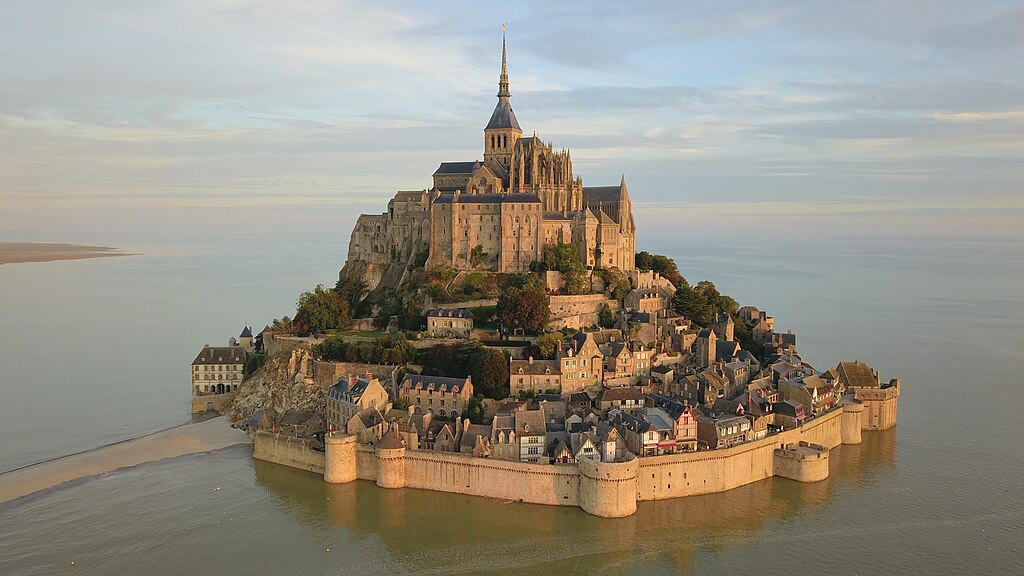 Le Mont-Saint-Michel vu du ciel au lever du soleil. Photo prise par un drone. Foto: Amaustan, CC BY-SA 4.0, via Wikimedia Commons