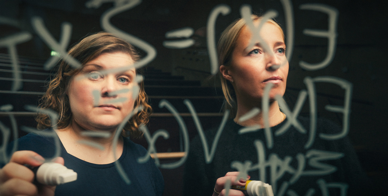 Studenterna Moa Bohman och Alice Luthander läser statistik på Stockholms universitet.