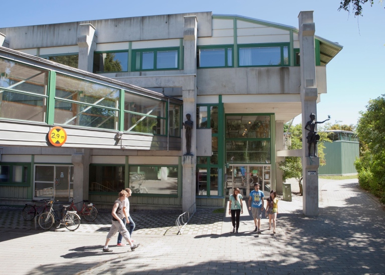 Exterior of the entrance 20C to the Arrhenius laboratory.