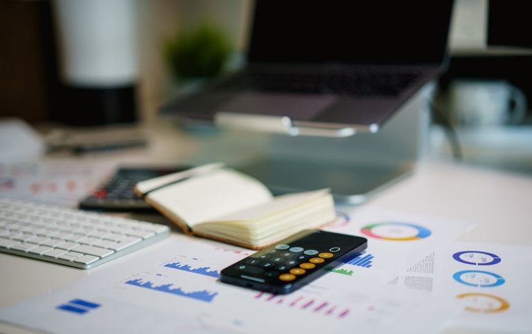 Skrivbord med material för matematiska beräkningar