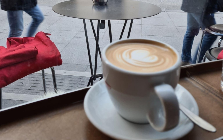 En kopp med latte.