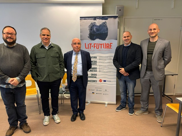 Inverstigadores de diferentes universidades posando para una foto con un rollup de Lit-Future