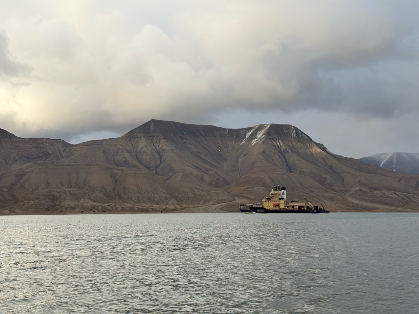 Bild 1: I/B Oden, förankrad utanför Longyearbyen, Svalbard.