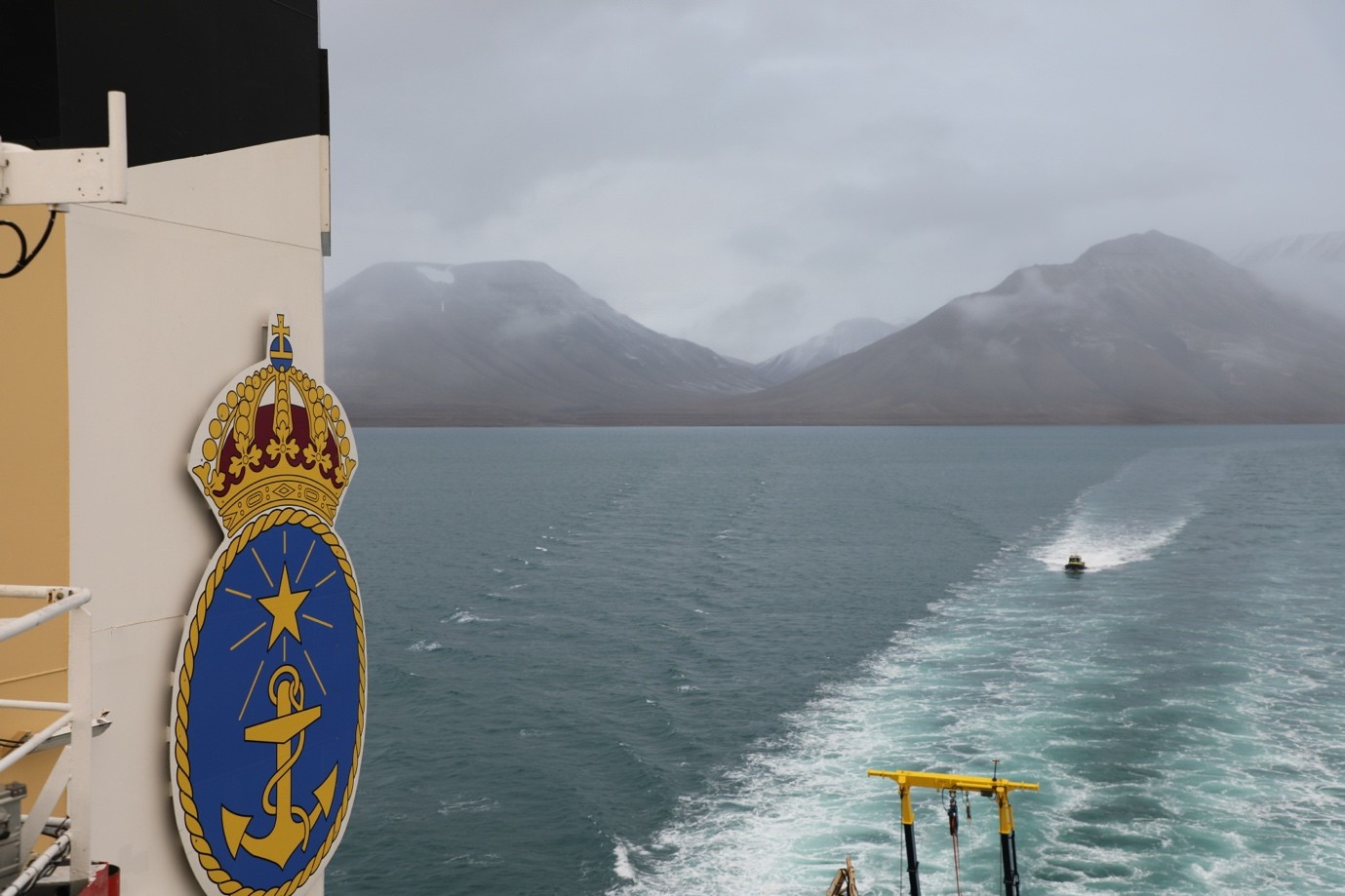 Bild 3: Vyn av Svalbard berg från Oden när vi lämnar ön: det sista av land vi kommer att få se på veckor.