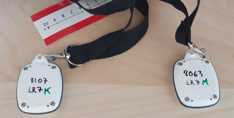 Taggar med sensorer som lärare i projektet bar för att registrera sina rörelser i klassrummet.