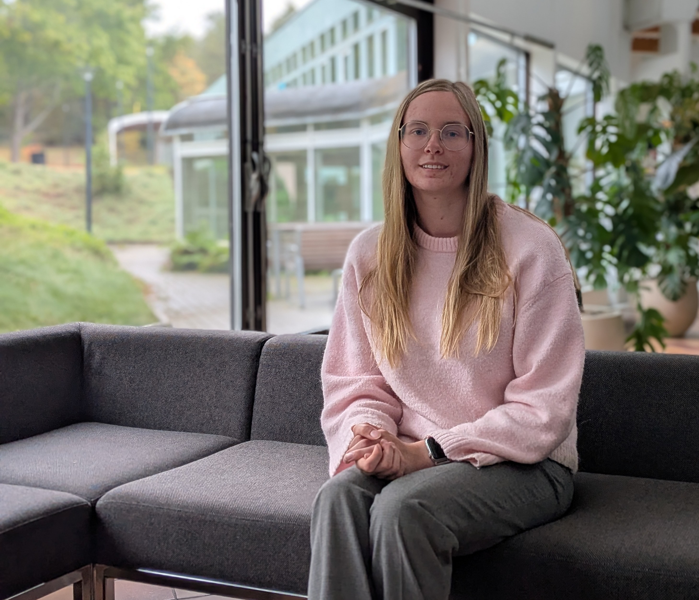 Amanda Gidlöf sitter i en soffa på Campus Frescati.