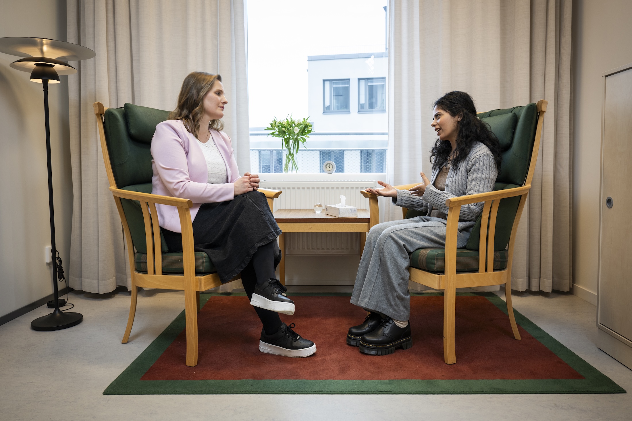 Two people talking in the clinic.