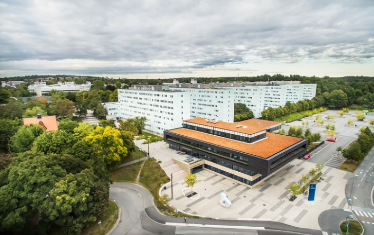Drönarbild av Södra huset och Studenthuset