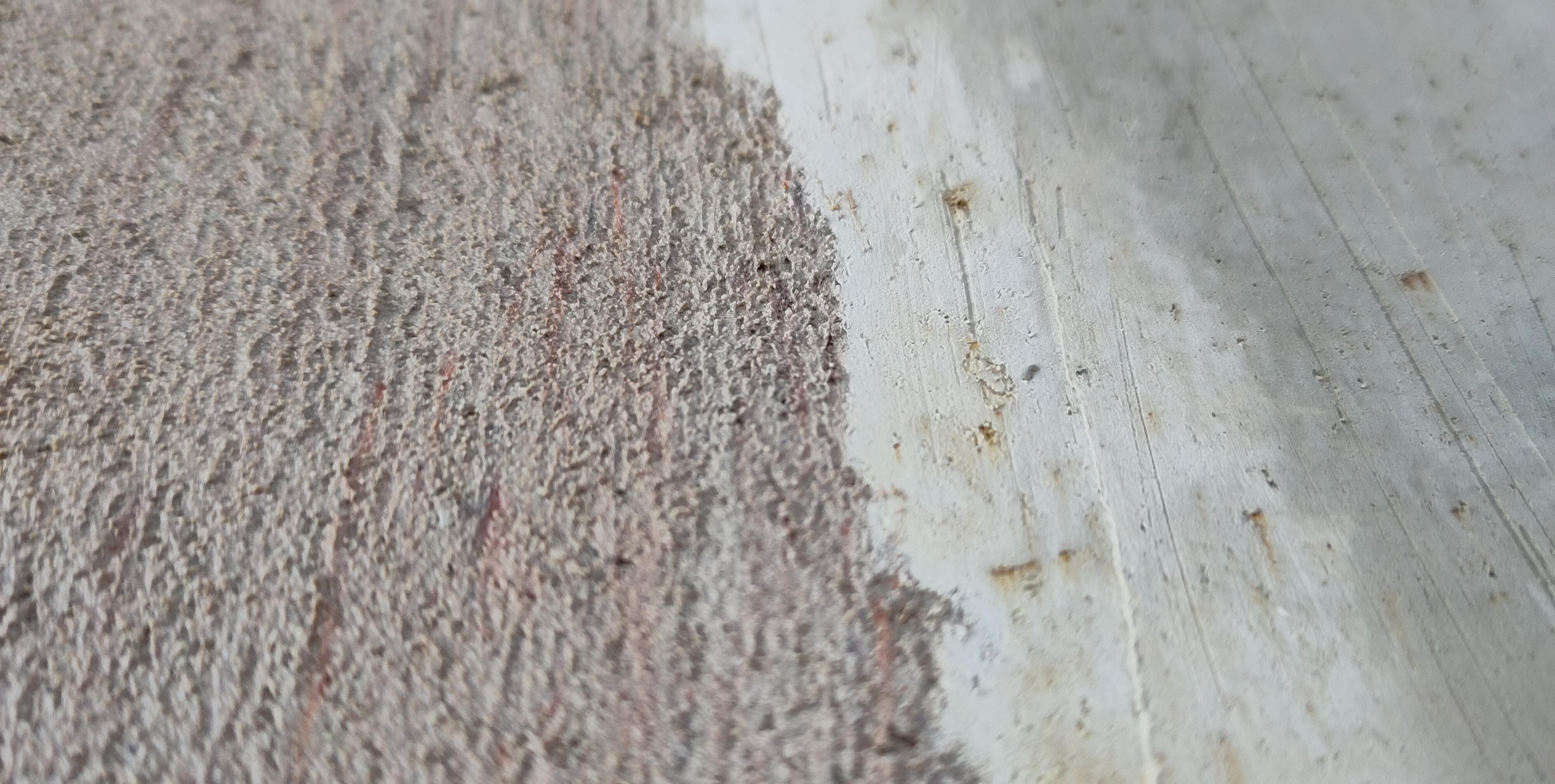 Sedimentkärna från Agadirkanjonen som visar ett grovt sandlager från en turbidit ovanpå ett finkornigt debrisflöde med en tydlig erosionskontakt.