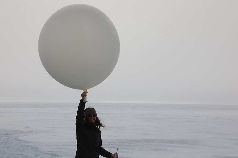 Bild: Irene är redo att släppa upp en ballong.